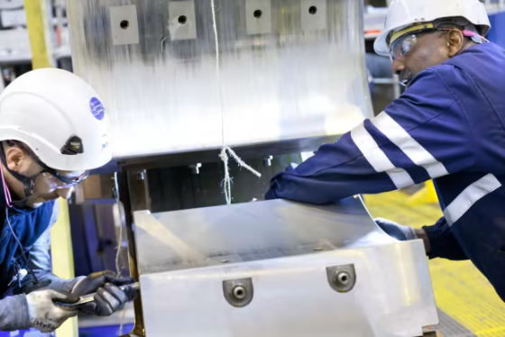 Deux techniciens de maintenance travaillent en équipe dans une centrale nucléaire