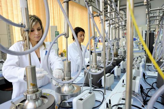 Deux femmes chimistes travaillent dans un laboratoire de recherche nucléaire.